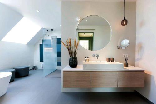 a bathroom with a sink and a mirror at Exklusives Landhaus auf Fehmarn in Schlagsdorf