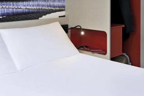 Un ou plusieurs lits dans un hébergement de l'établissement ibis Styles Lille Centre Grand Place