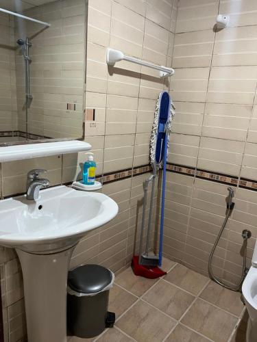 Master room attached bathroom في دبي: حمام مع حوض وممسحة