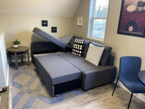 Un lugar para sentarse en Cozy 1 bedroom Apartment Canmore / Banff