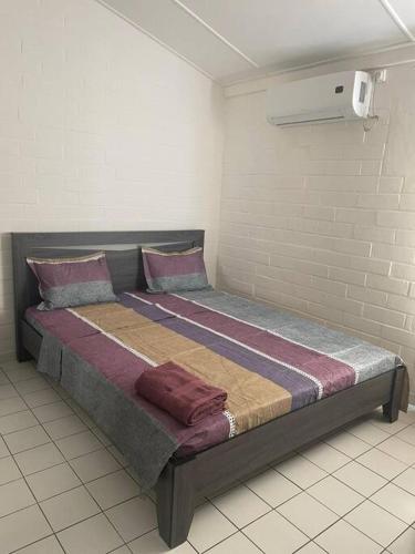 Cette chambre comprend un grand lit. dans l'établissement Hébergement tout équipé et surveillance H24, à Koungou