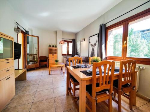 uma cozinha e sala de jantar com mesa e cadeiras em Disfruta De La Naturaleza - Vistas al Rio - Luz Natural - 6pax em Canillo