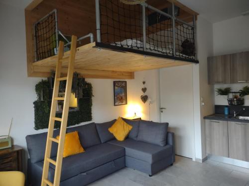 - un salon avec un canapé et une mezzanine dans l'établissement Roomy studio near town and ski lift, free WiFi and parking, à Saint-Gervais-les-Bains