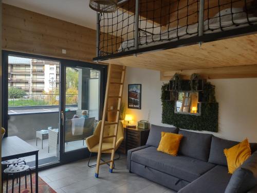 Roomy studio near town and ski lift, free WiFi and parking