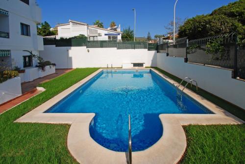 2 Bedroom Apartment with Pool, Walk to Beach & Puerto Marina