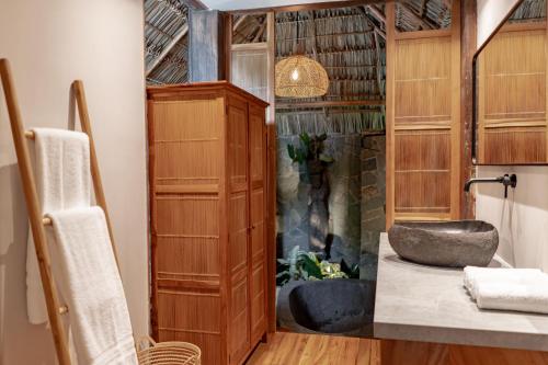 La salle de bains est pourvue d'une douche et d'un lavabo en pierre. dans l'établissement Blue Mist Hotel- Adults Only, à Santa Teresa