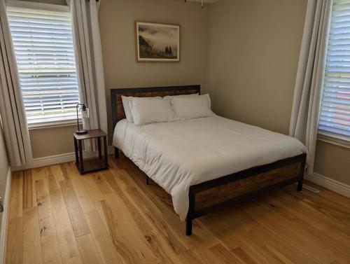 1 cama en un dormitorio con suelo de madera en Comfy Champaign 3 Bedroom House, en Champaign