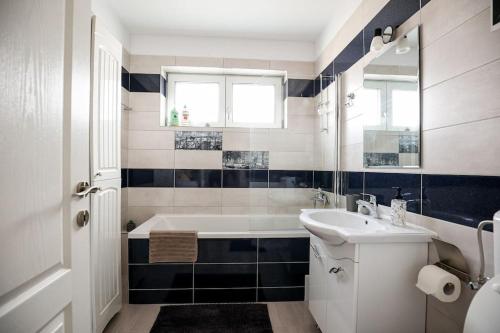 Φωτογραφία από το άλμπουμ του Modern Condo with parking, Sibiu σε Σιμπίου