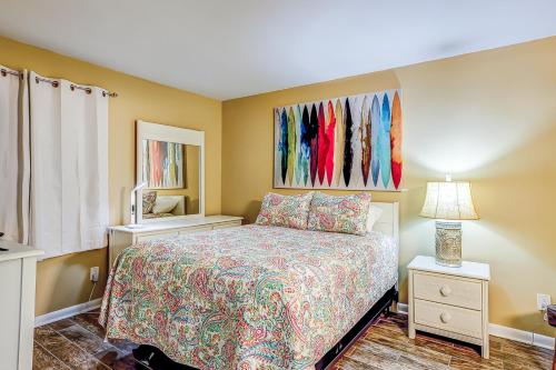 een kleine slaapkamer met een bed en een raam bij Ocean Forest Plaza 606 in Myrtle Beach