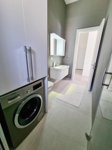 Bilik mandi di Suelo Flat Villa