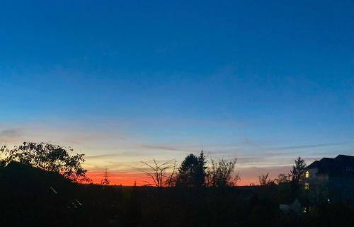 um pôr-do-sol com um céu azul e vermelho em Ferienwohnung Amsel em Essen
