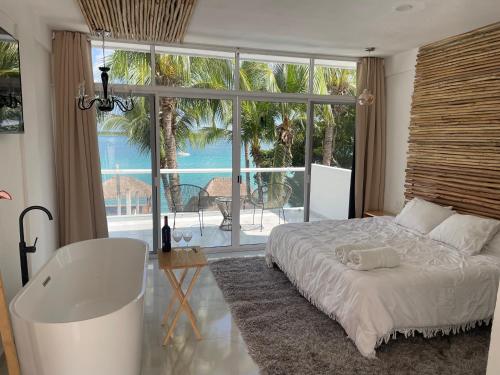 Ένα ή περισσότερα κρεβάτια σε δωμάτιο στο Casa La Joya Bacalar