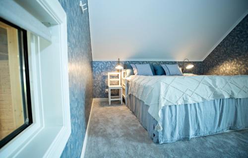 1 dormitorio con cama y escalera junto a una ventana en Newly built apartment next door to the sheep en Norrfjärden