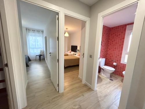um quarto com casa de banho com WC e um quarto em Apartamento Gloria 1 Parking privado gratis em Málaga
