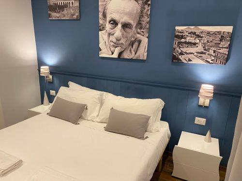 Botanique في نابولي: غرفة نوم بسرير مع صورتين على الحائط