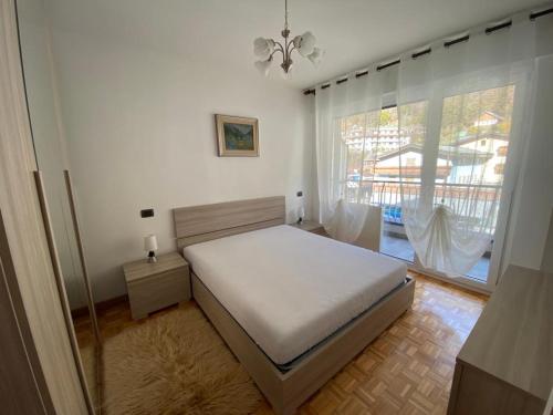 una camera con un letto e una grande finestra di Casa Palabione ad Aprica