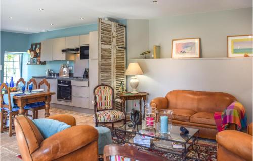 un salon avec des meubles en cuir et une table dans l'établissement Beautiful Home In Pleudaniel, à Pleudaniel