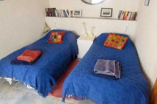 2 camas con colchas azules en una habitación en Casaroc, en Sella