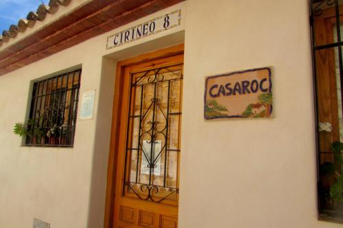 una puerta a un edificio casamento con un cartel en él en Casaroc, en Sella