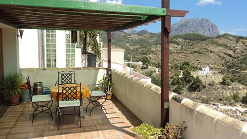 patio con mesa y sillas en el balcón en Casaroc, en Sella