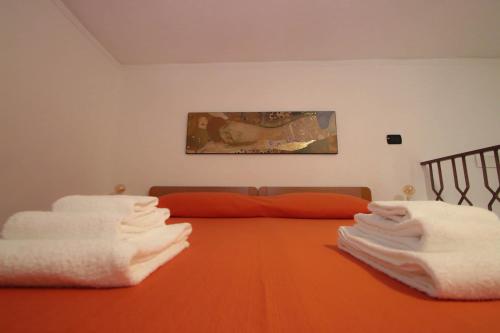 ナポリにあるCasa Mariaのベッドルーム1室(ベッド1台、白いタオル付)