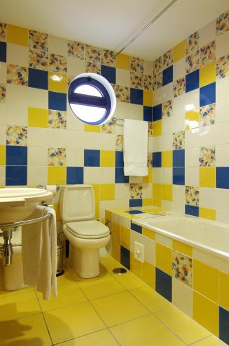 a bathroom with a toilet and a sink and a tub at Orada Apartamentos Turísticos - Marina de Albufeira in Albufeira