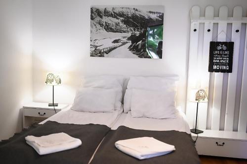 ein Schlafzimmer mit einem Bett mit zwei Handtüchern darauf in der Unterkunft Willa Iga in Karpacz