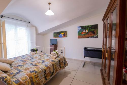 a bedroom with a bed with a quilt on it at B&B delle Meraviglie Salerno Hills in Pellezzano