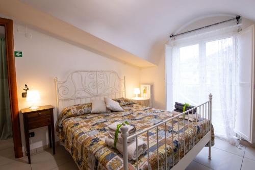 una camera con un letto e una grande finestra di B&B delle Meraviglie Salerno-Baronissi-Pellezzano a Pellezzano