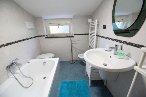 a bathroom with a sink and a tub and a toilet at B&B delle Meraviglie Salerno Hills in Pellezzano