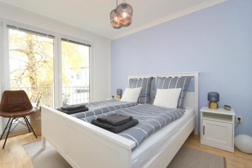 ein Schlafzimmer mit einem großen Bett in einem Zimmer mit einem Fenster in der Unterkunft Schönes Zwei-Zimmer-Apartment in der Bremer City in Bremen