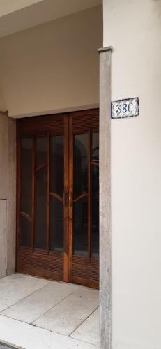 een houten deur van een gebouw met een bord erop bij Francesco Suite in Sorrento