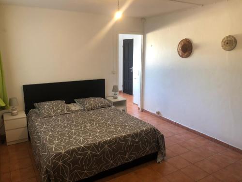 a bedroom with a bed in a room at TERRE DE BAS :L'île merveilleuse in Terre-de-Bas