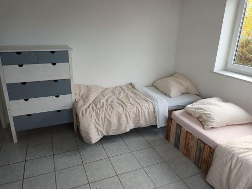 LanggönsにあるKleine Wohnung in Langgönsのベッドルーム1室(ツインベッド2台、ドレッサー付)
