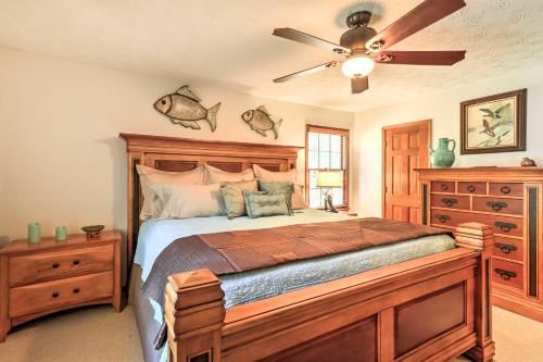 Postel nebo postele na pokoji v ubytování Waterfront West Point Lake Cabin with Private Dock!