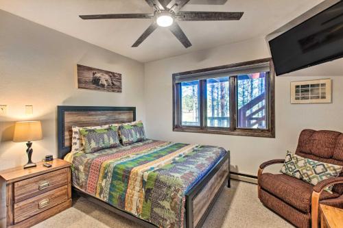 ein Schlafzimmer mit einem Bett, einem Sofa und einem Fenster in der Unterkunft Cozy Angel Fire Escape with Golf Course Views! in Angel Fire