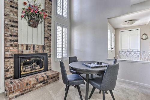 Χώρος καθιστικού στο Home with Furnished Patio about 15 Mi to Dtwn Denver