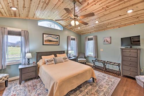 En eller flere senge i et værelse på Modern Marlinton Home with Hot Tub and Mtn Views!