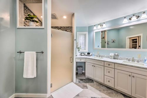 Et badeværelse på Modern Marlinton Home with Hot Tub and Mtn Views!