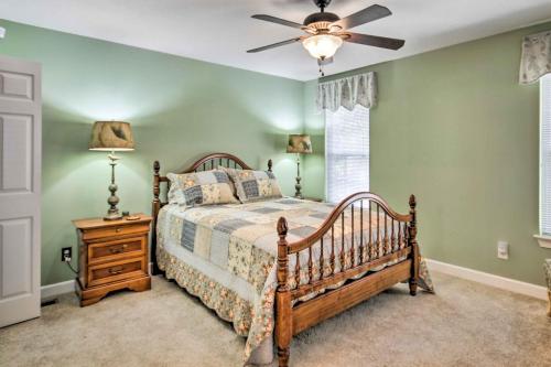 Schlafzimmer mit einem Bett und einem Deckenventilator in der Unterkunft Gorgeous Evans Retreat Less Than 14 Mi to Augusta! in Martinez