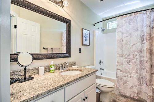 ein Badezimmer mit einem Waschbecken, einem WC und einem Spiegel in der Unterkunft Gorgeous Evans Retreat Less Than 14 Mi to Augusta! in Martinez