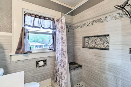 uma casa de banho com um chuveiro e uma janela em Historic 1927 Corsicana Getaway with Game Room! em Corsicana