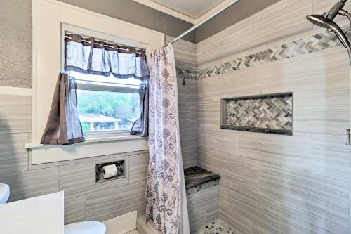 Koupelna v ubytování 1920s Corsicana Home - Spacious Group Getaway!