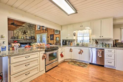 Spacious Williamson Home Private Yard and Deck – Photos 3