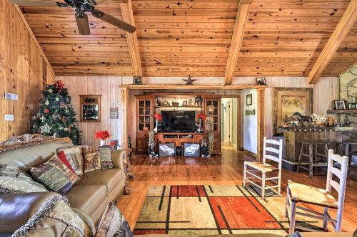 Spacious Williamson Home Private Yard and Deck – Photos 2