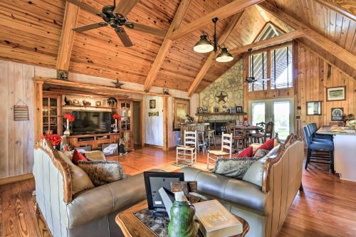 Spacious Williamson Home Private Yard and Deck – Photos 4