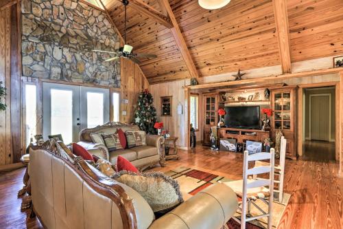 Spacious Williamson Home Private Yard and Deck – Photos 5