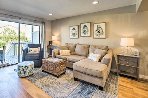 Posezení v ubytování St Helena Island Condo with Pool and Beach Access!