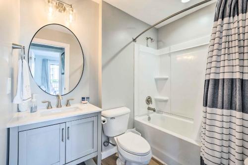 Ένα μπάνιο στο St Helena Island Condo with Pool and Beach Access!