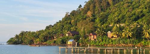 un grupo de casas en una isla en el agua en Blondies Koh Rong Villa, en Koh Rong